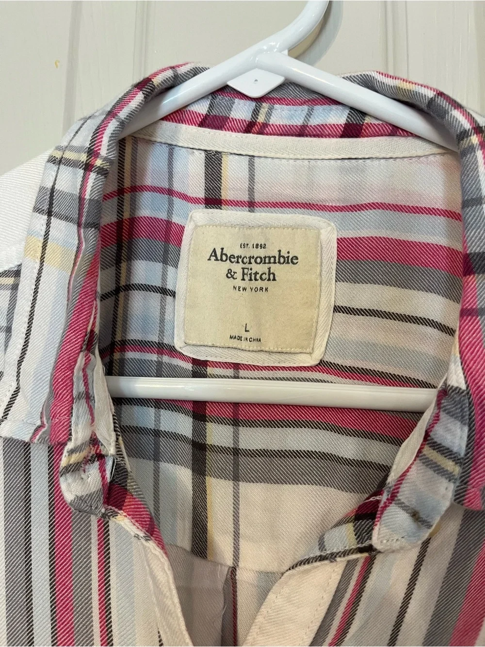 #73 Abercrombie & Fitch Plaid Button-Up Shirt in White, Pink & Gray Large